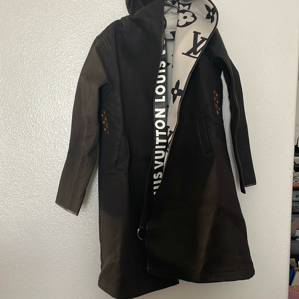 LV 
Size: Med to Large
Good Condition (BRAND NEW)
Final Sale